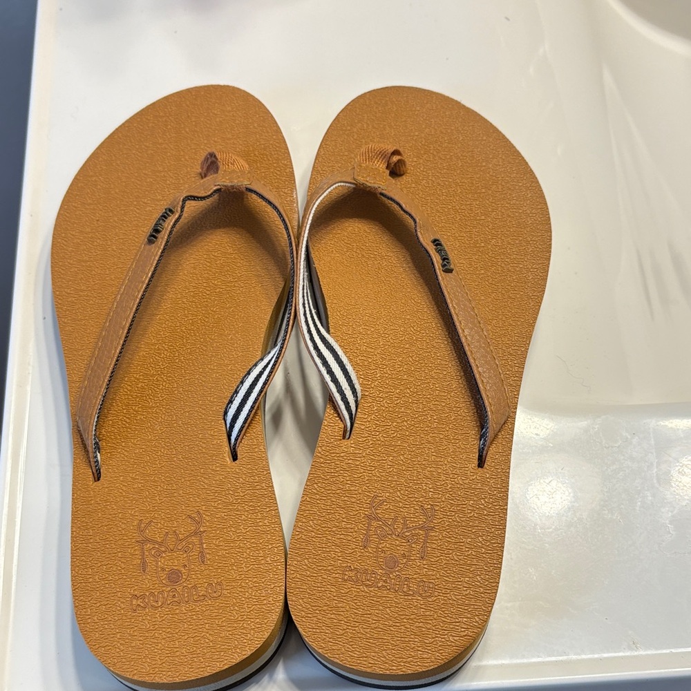 Amazon Essentials Tan Sandals